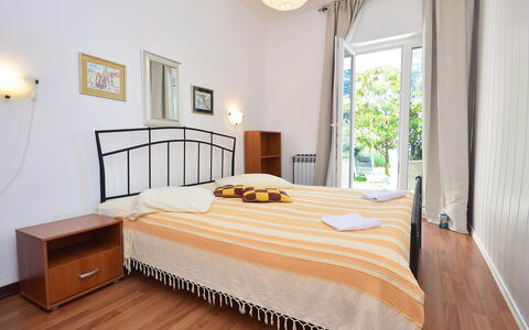 Umag 107: Chambre, Meubles, Lit, Pièce, Propriété, Parquet, Design Intérieur, Cadre De Lit, Sol, Drap De Lit