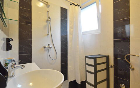 Umag 107: Salle De Bains, Pièce, Propriété, Tuile, Design Intérieur, Sol, Luminaire Plomberie, Immobilier, Maison, Bâtiment