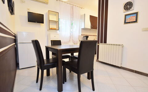 Umag 107: Pièce, Propriété, Meubles, Salle À Manger, Design Intérieur, Sol, Bâtiment, Maison, Table, Immobilier