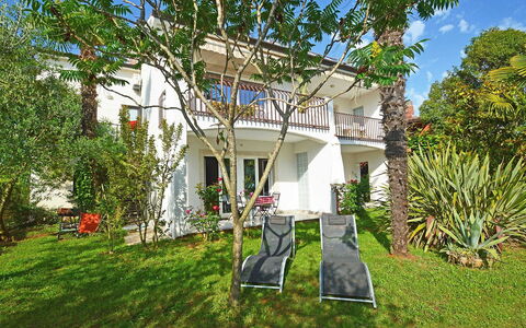 Umag 107: Propriété, Immobilier, Maison, Domicile, Bâtiment, Zone Résidentielle, Arrière-Cour, Cour, Arbre, Biens