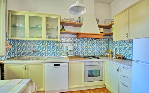 Casale Ambra: Pièce, Propriété, Cabinetry, Cuisine, Comptoir, Meubles, Design Intérieur, Bâtiment, Jaune, Turquoise