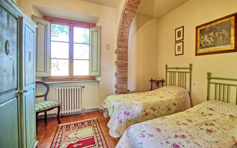 Casale Ambra: Chambre, Pièce, Propriété, Meubles, Lit, Drap De Lit, Design Intérieur, Bâtiment, Cadre De Lit, Sol
