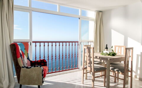 Las Damas: Pièce, Meubles, Design Intérieur, Propriété, Produit, Bâtiment, Sol, Maison, Plafond, Rideau