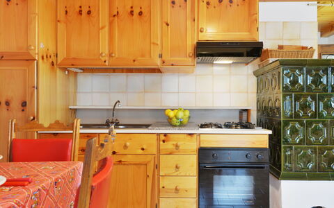 Villaggio Ladino: Comptoir, Cabinetry, Propriété, Meubles, Cuisine, Cuisinière, Appareil De Cuisine, Bois, Gaz Poele, Sol