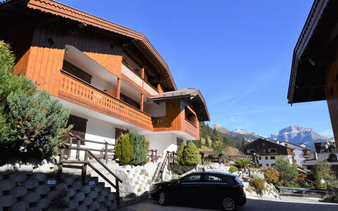 Villaggio Ladino: Plante, Ciel, Voiture, Roue, Bâtiment, Propriété, Véhicule, Architecture