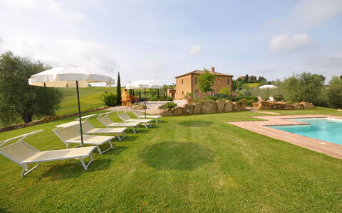 Villa Gaeta: Propriété, Herbe, Piscine, Pelouse, Immobilier, Lot Terre, Maison, Biens, Bâtiment, Zone Résidentielle