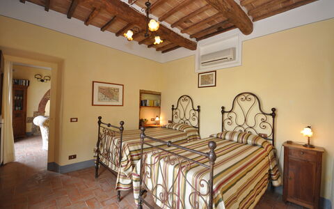 Villa Gaeta: Pièce, Chambre, Propriété, Lit, Meubles, Bâtiment, Plafond, Cadre De Lit, Drap De Lit, Design Intérieur