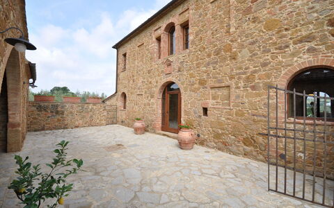 Villa Gaeta: Propriété, Bâtiment, Mur, Maison, Cour, Immobilier, Pièce, Architecture, Vacances, Biens