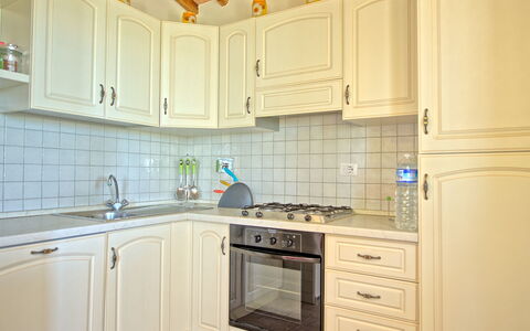 Villa Roberto: Cabinetry, Comptoir, Pièce, Propriété, Cuisine, Meubles, Tuile, Design Intérieur, Éclairage, Domicile