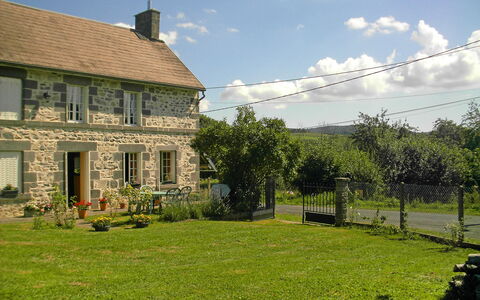 O'Petit Bonheur: Nuage, Ciel, Plante, Fenêtre, Bâtiment, Paysage Naturel, Arbre, Lot Terre, Herbe, Maison
