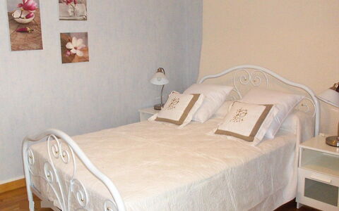 O'Petit Bonheur: Chambre, Lit, Meubles, Drap De Lit, Pièce, Propriété, Literie, Cadre De Lit, Mur, Matelas