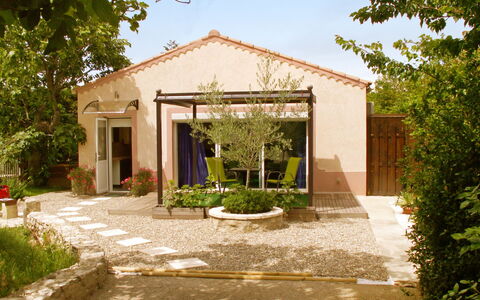Haider: Plante, Ciel, Porte, Ombre, Bâtiment, Architecture, Lot Terre, Arbre, Zone Résidentielle, Herbe
