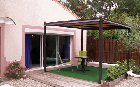 Haider: Propriété, Bâtiment, Maison, Toit, Ombre, Pergola, Arrière-Cour, Porche, Patio, Pavillon