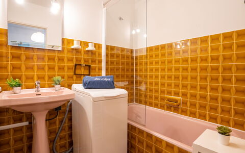Saint Aygulf 111: Luminaire Plomberie, Propriété, Miroir, Salle De Bains, Robinet, Évier, Orange, Design Intérieur, Architecture, Sol