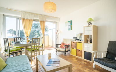 Les Louvans 111.4: Meubles, Table, Propriété, Canapé, Design Intérieur, Chaise, Bois, Salon, Sol, Cadre