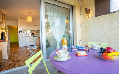 Les Louvans 111.6: Table, Meubles, Jaune, Design Intérieur, Décoration, Salon, Chaise, Bois, Confort, Sol