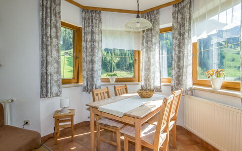 Vallis Bella: Meubles, Table, Propriété, Plante, Chaise, Fenêtre, Bleu Azur, Bois, Design Intérieur, Bâtiment