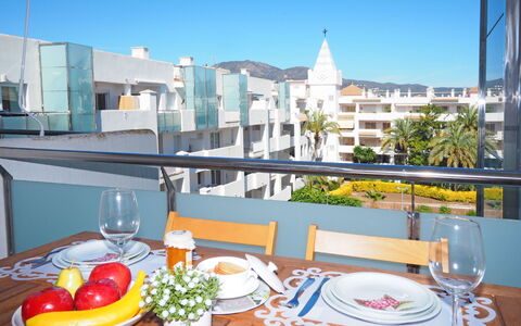 Royal Marine: Propriété, Pièce, Brunch, Bâtiment, Balcon, Immobilier, Design Intérieur, Restaurant, Table, Maison