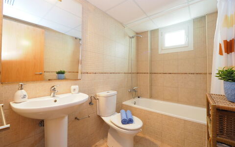 Royal Marine: Salle De Bains, Propriété, Pièce, Design Intérieur, Tuile, Immobilier, Bâtiment, Mur, Architecture, Baignoire