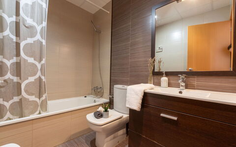Gaviota 4: Miroir, Robinet, Luminaire Plomberie, Armoire De Toilette, Propriété, Lavabo, Évier, Bâtiment, Salle De Bains, Toilette