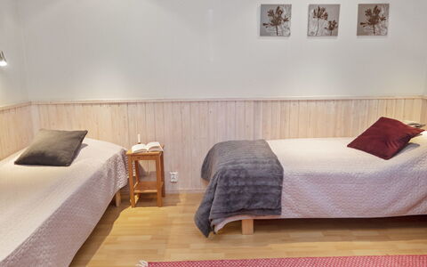 Suopursu: Bois, Sol, Chambre, Sol, Design Intérieur, Lit, Drap De Lit, Meubles, Literie, Pièce