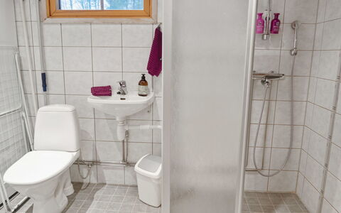 Suopursu: Sol, Luminaire Plomberie, Sol, Salle De Bains, Design Intérieur, Plomberie, Toilette, Pièce, Siège De Toilette, Évier