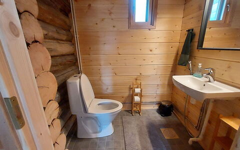 Alakitkajärvi, Takkusalmi: Siège De Toilette, Bois, Sol, Toilette, Sol, Luminaire Plomberie, Tache De Bois, Dur, Salle De Bains, Plomberie