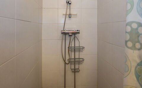Ruka-Kitkan Kuukkeli: Salle De Bains, Tete De Douche, Luminaire Plomberie, Sol, Douche, Bar De Douche, Plomberie, Sol, Panneau De Douche, Tuile