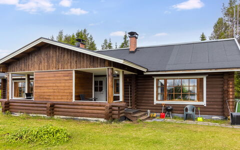 Ruka-Kitkan Käki: Herbe, Bâtiment, Fenêtre, Bois, Maison, Toit, Chalet, Siding, Domicile, Lot Terre