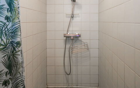Ruka-Kitkan Käki: Salle De Bains, Luminaire Plomberie, Sol, Sol, Plomberie, Douche, Tete De Douche, Design Intérieur, Tuile, Composite