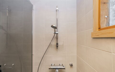 Viipusjärvi 10: Salle De Bains, Luminaire Plomberie, Mur, Sol, Tete De Douche, Sol, Douche, Design Intérieur, Bar De Douche, Plomberie