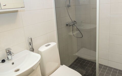 Viipusjärvi 11: Salle De Bains, Siège De Toilette, Toilette, Luminaire Plomberie, Lavabo, Sol, Mur, Sol, Design Intérieur, Évier