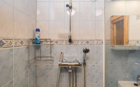 Pajalan Honka: Luminaire Plomberie, Sol, Tete De Douche, Sol, Plomberie, Design Intérieur, Salle De Bains, Douche, Robinet, Tuile