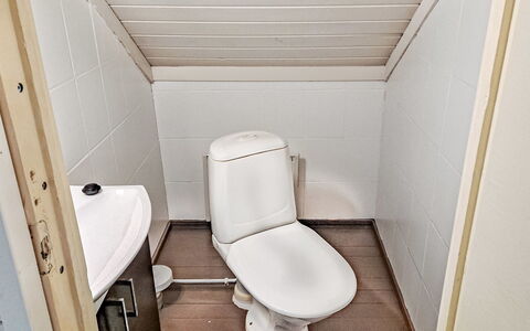 Pajalan Piilopirtti: Siège De Toilette, Toilette, Luminaire Plomberie, Sol, Salle De Bains, Sol, Plomberie, Évier, Robinet