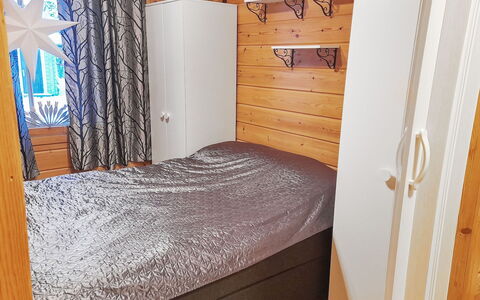 Piilola Nr 1: Sol, Sol, Bois, Chambre, Pièce, Design Intérieur, Tache De Bois, Lit, Meubles, Drap De Lit