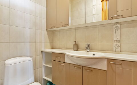 Korpilahti: Lavabo, Salle De Bains, Luminaire Plomberie, Évier, Sol, Design Intérieur, Armoire De Toilette, Sol, Robinet, Plomberie