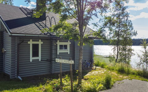 Eteläranta: Arbre, Maison, Domicile, Chalet, Toit, Lot Terre, Siding, Zone Rurale, Batiments Jardin