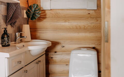 Iltarusko: Siège De Toilette, Luminaire Plomberie, Salle De Bains, Bois, Toilette, Design Intérieur, Sol, Sol, Évier, Plomberie