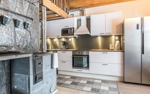 Juurakkopirtti: Cuisine, Bois, Principaux Appliance, Appareil De Cuisine, Sol, Comptoir, Design Intérieur, Plafond, Meubles, Électroménager