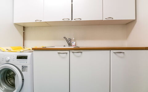 Juurakkopirtti: Appareil De Cuisine, Principaux Appliance, Machine À Laver, Cuisine, Comptoir, Bois, Sol, Design Intérieur, Cabinetry, Électroménager