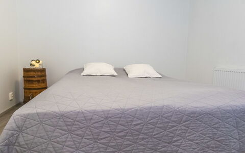 Juurakkopirtti: Chambre, Literie, Sol, Drap De Lit, Linge, Sol, Lit, Textile, Design Intérieur, Pièce