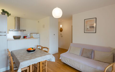 Les Coteaux: Table, Propriété, Meubles, Canapé, Bois, Design Intérieur, Sol, Sol, Cadre, Bâtiment