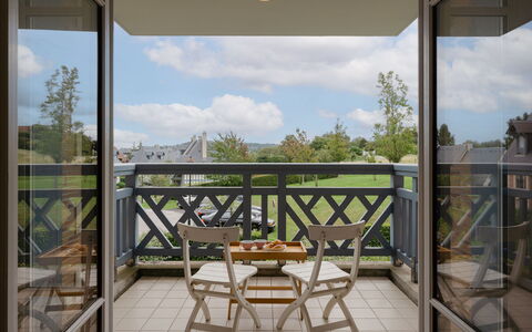 Les Coteaux: Ciel, Nuage, Propriété, Table, Bâtiment, Ombre, Éclairage, Bois, Architecture, Porche