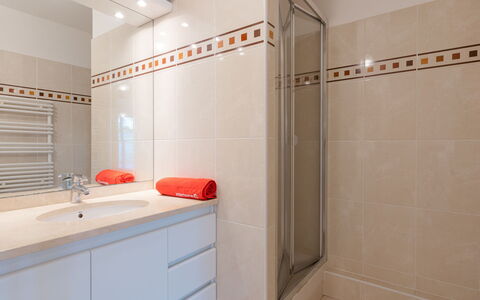 Les Coteaux: Propriété, Miroir, Armoire De Toilette, Bâtiment, Luminaire Plomberie, Évier, Cabinetry, Salle De Bains, Design Intérieur