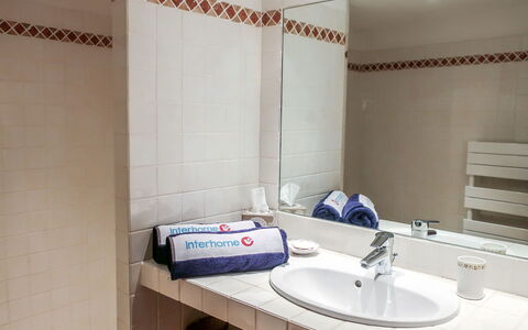 Maury: Salle De Bains, Propriété, Pièce, Design Intérieur, Tuile, Mur, Bâtiment, Lavabo, Immobilier, Robinet