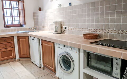 Maury: Propriété, Pièce, Cuisine, Meubles, Comptoir, Cabinetry, Principaux Appliance, Bâtiment, Tuile, Sol