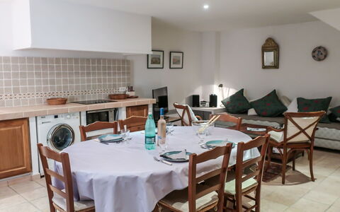 Maury: Propriété, Pièce, Meubles, Bâtiment, Immobilier, Table, Salle À Manger, Design Intérieur, Maison, Restaurant