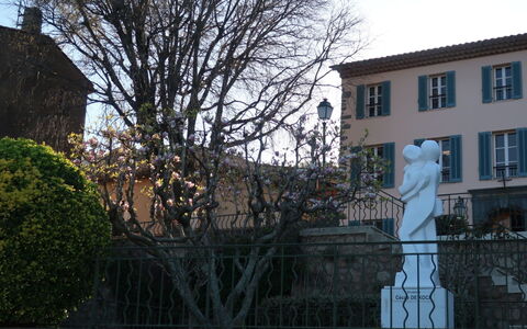 Maury: Arbre, Maison, Domicile, Architecture, Mur, Zone Résidentielle, Bâtiment, L'Eau, Quartier, Feuille