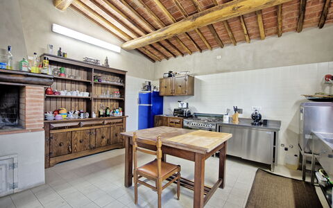 Villa Marginone: Propriété, Pièce, Bâtiment, Meubles, Design Intérieur, Immobilier, Plafond, Maison, Grenier, Cuisine