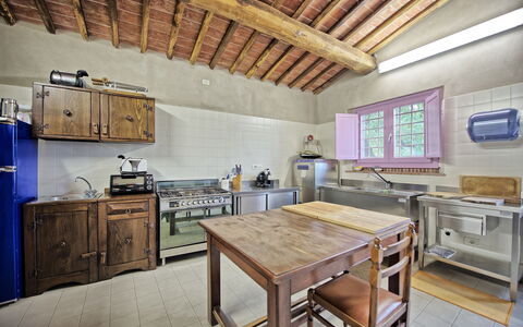 Villa Marginone: Pièce, Propriété, Meubles, Cuisine, Bâtiment, Design Intérieur, Comptoir, Cabinetry, Maison, Sol